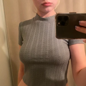 Söt topp  - Supersöt blå/grön topp från Pull&Bear. Oanvänd, så i bra skick! Skriv privat om du har några frågor🤗💓 (Obs. Färgen är lite starkare än på bilderna)