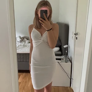 klänning  - Vit klänning från Bikbok, använd ett fåtal ggr och i bra skick! (köparen står för frakt)