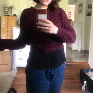 Vinröd tröja - Superfin vinröd tröja med flätdetaljer! Den är croppad och sitter på ett oversize-sätt på någon som är storlek S, men är fortfarande skön att ha på sig om man är storlek M som jag (se bild). Kontakta mig för frågor/fler bilder osv☺️☺️