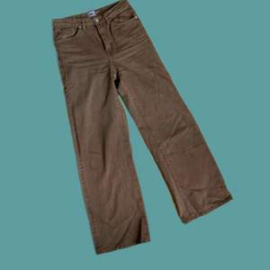 Bruna jeans från Lager157. I mycket gott skick och har använts alldeles för sällan. I en bra längd för mej som är 176 men har tyvärr blivit för små ;(