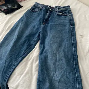 Zara jeans , sitter lågmidjade på mig och är baggy passar om du är strl XS-S ( som lågmidjade) om du är strl M passar de högmidjat❤️ Och runt 175cm