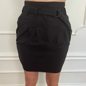 y2k kjol svart - storlek: S. möts upp i stockholm eller fraktar 🖤