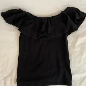 Snygg och basic svart top perfekt med kjol eller ett par snygga byxor