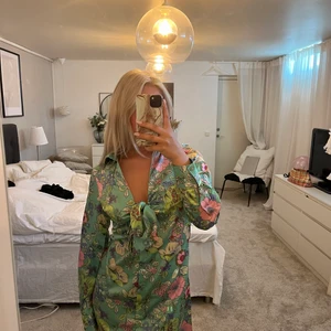 Klänning - Superfin färgglad klänning som inte användes av mig och därför säljer jag den, passform går att bestämma vid bysten och sedan är det knappar som man knäpper igen klänningen med. Frakt 66kr🫶🏼