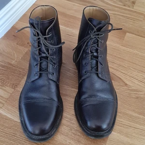 Valasca, stl 39 - Valesca, model Fruttiroeu i mörkbrunt läder. Säljer pga för liten storlek. Endast sparsamt använda, dvs mycket gott skick. Nypris runt 3000 kr.