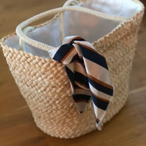 Stråväska  - Säljer en Stråväska som aldrig kommit till användning. Scarf på handtaget.