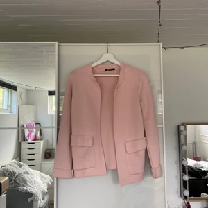 Fin stickad kofta med ett lite tjockare material  - En helt fantastisk kofta från Gina tricot älskar den men kommer inte till användning längre.   Köpt för flera år sedan men knappt använd. 