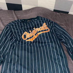 ”Streetwear” tröja från bestormar storlek M💕 - Denna t-shirt är tunn och är väldigt skön inför sommaren jag har haft på mig den några gånger och den är några månader gammal 