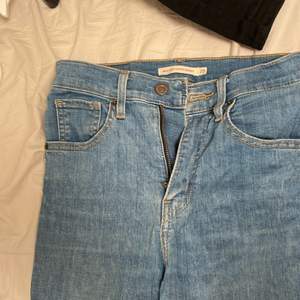 Blåa Levis jeans. Storlek W25/L32