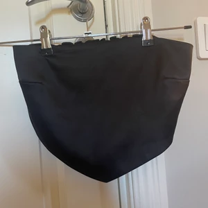 Nakd top - Bandeutop från NAKD som är v formad på magen i satin material med resår på ryggen, samt gummi som håller toppen uppe. Nyskick. Säljes för 80 kr + frakt 