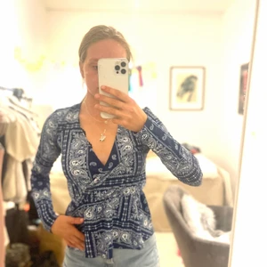 Häftig topp - Tunn, går ”omlott” framtill. Mycket mönster. 