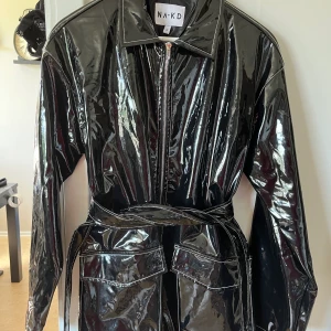 PLU jacka nakd! OANVÄND - Säljer en jacka i PLU från NAKD i strl 42 då den aldrig använts..💖🤍