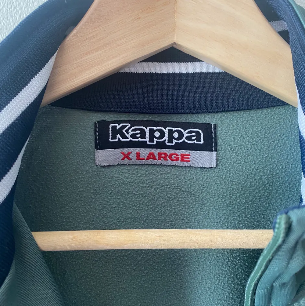 En svinsnygg Kappa zipup tröja, storleken säger xl men den sitter i själva verket som en M. Köparen står för frakten, önskas fler bilder på passform osv så är det bara att höra av sig!. Tröjor & Koftor.