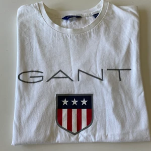 GANT t shirt i storlek 146/152cm - Gant t shirt i storlek 146/152cm skick 8/10 Orginalpris:400kr Mitt pris: 200kr