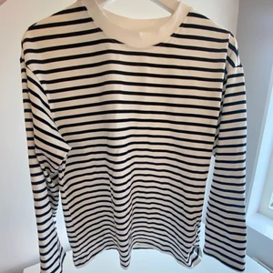 Randig Tröja - Köptes på Gina Tricot i vintras. Endast andvänd 2 gånger och gott som ny. Ganska stor i storleken och tröjan är en XS (skulle även passa en S/M (Jag har oftast storlek S). Mycket fin och populär💕