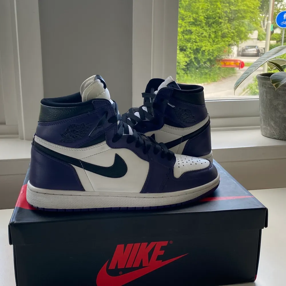 Jordan 1 high court perple köpta 2021 dom lilla leceserna finns tyvärr inte kvar. Bra skick.  Cond: 8/10.. Skor.