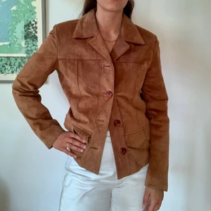 Mockajacka OLÉ S - Äkta mockajacka från märket Olé, storlek S. Normal passform. Fint begagnat skick enligt bild. Kjol säljs separat i annan annons. 