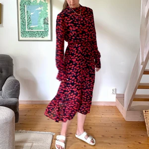 Långklänning med Vallmo JUST Female M - Jättehärlig långklänning från JUST Female med vallmoblommor, storlek M. Använd ett fåtal gånger, nyskick. Dragsko för att markera midjan. Tyget är lite transparent, därför ingår en separat svart underklänning (som hör till). Normal i passformen. 