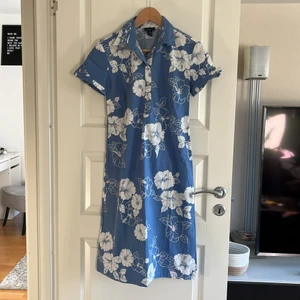 Gant klänning - Härlig sommarklänning från Gant, som ny, bomull/elastan Blå med vitt blommönster Köpare står för frakt