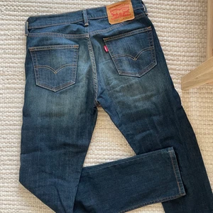 Levi’s Jeans - Levis Jeans i kill-modell men funkar till tjejer också för en mer baggy look😍 Jeansen är använda Max 1 gg så i princip nyskick! DMa för exakta mått eller liknande, storleken ser ni på bild 3💘