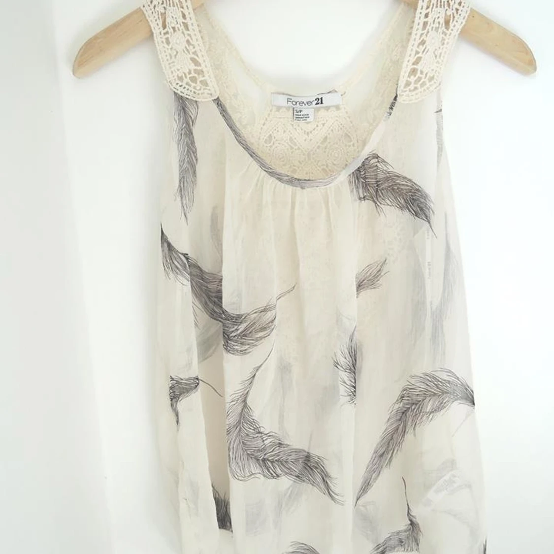 Stilrent linne med spetsdetaljer