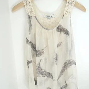 Stilrent linne med spetsdetaljer - Otroligt snyggt halvt genomskinligt vitt linne med fjädertryck och spetsdetaljer på ryggen samt spetsband. Väldigt bra skick! Frakt tillkommer 💜