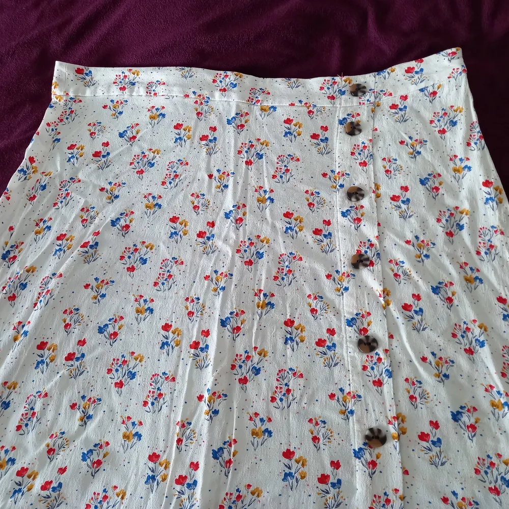 A nice summer skirt with Flower pattern and buttons from France . Kjolar.