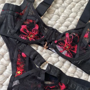 CLEO loungeset  - Tyvärr passade inte hela setten mig och råkade klippa lapparna på resen så kunde inte retunera, så helt nytt!! Pris kan diskuteras, nypris 1100:-