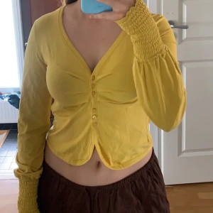 House of lola tröja - En gul jättesöt långärmad tröja ifrån house of lola i storlek small. Ej använd så många gånger därav väldigt bra kvalite. Superskönt material dessutom. 💕 köparen står för frakt. 