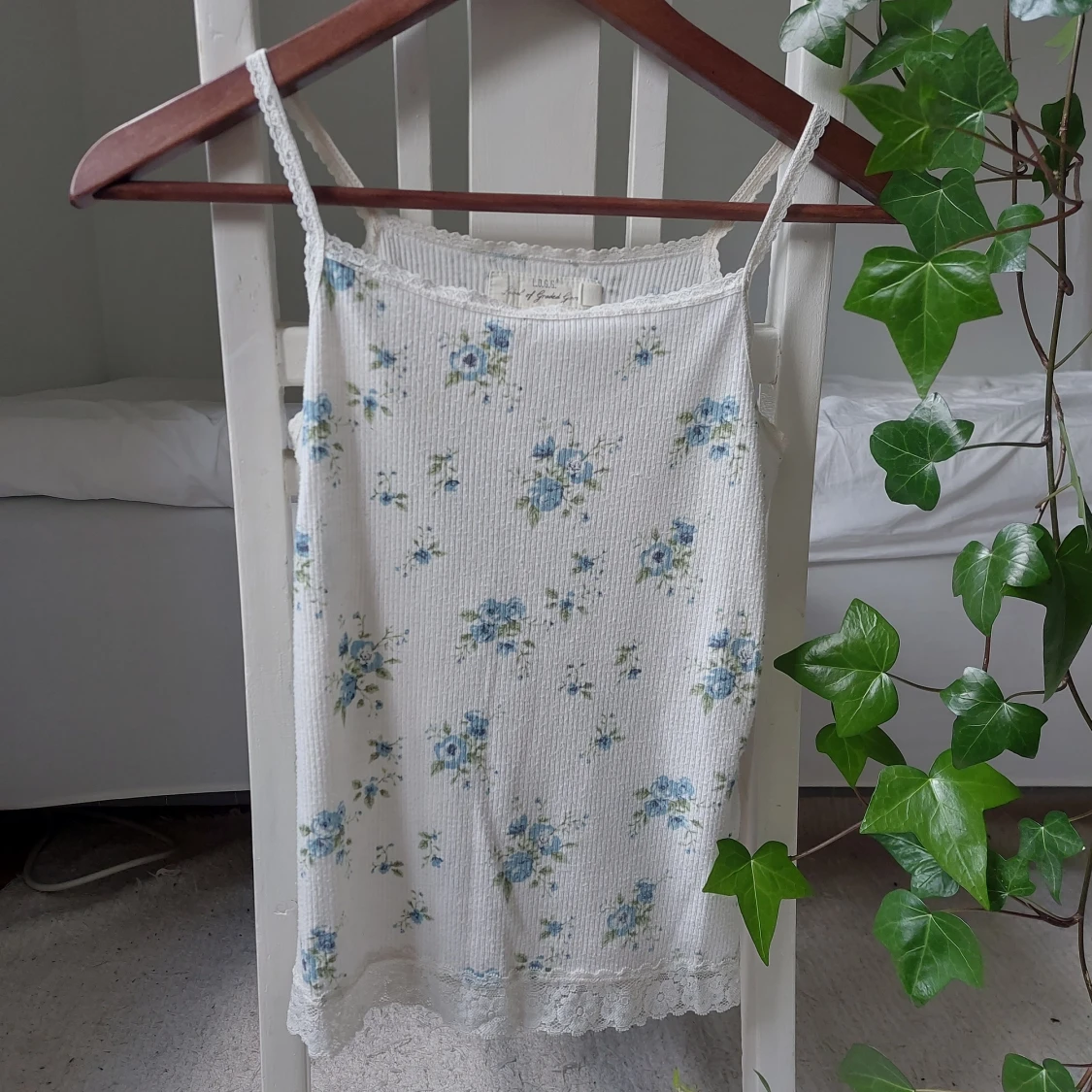 Blommigt sommarlinne med spetsdetaljer