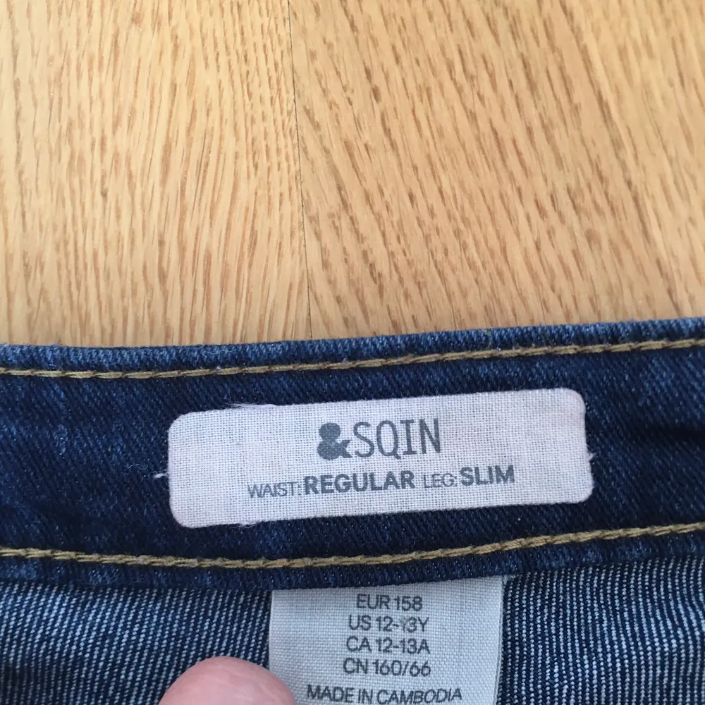 Mörkblåa skinny jeans storlek 158. Använda ett par gånger. Säljer för att dom är små för mig. Väldigt bekväma jeans som passar till mycket.. Jeans & Byxor.