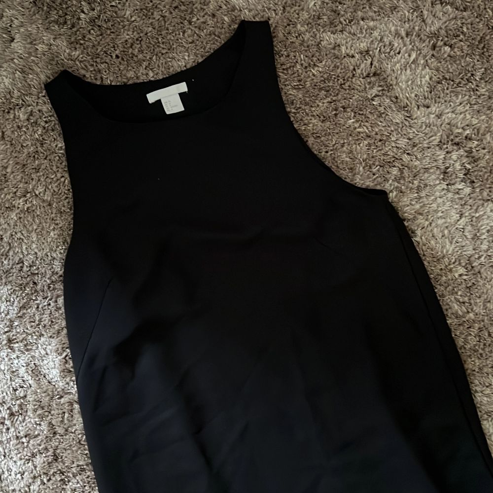 Säljer denna snygga svarta klänningen i ”blus material” storlek 36. Passar XS-S. Aldrig använd så nyskick. Säljer för 160 kr. Köparen står för frakten! . Klänningar.