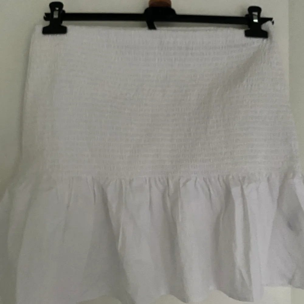 Super söt vit kjol, köpt förra sommaren och använd max 1 gång . Kjolar.