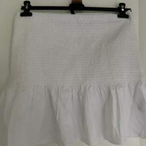 Super söt vit kjol, köpt förra sommaren och använd max 1 gång 