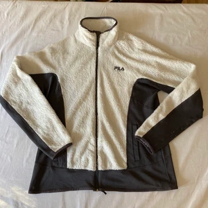 Fila fleecetröja  - Lurvig fleecetröja från Fila. 