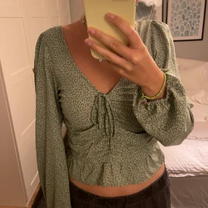 H&M topp , storlek S - Säljer min superfina somriga topp från H&M! Endast använt 1 gång , satt den är som ny ! 