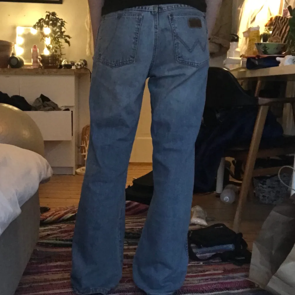 Ljus blå jeans som e raka i benen och ganska baggy. Älsade de här jeansen för att de inte är sådana jeans som åker in vid vaderna och blir konstig form på. Säljer dem för att jag ändrat stil. . Jeans & Byxor.