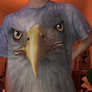 Grafisk T-Shirt M/L - Retro/vintage T-Shirt med örntryck på både fram- och baksida. Rolig OCH snygg!! Vad mer kan man begära😛