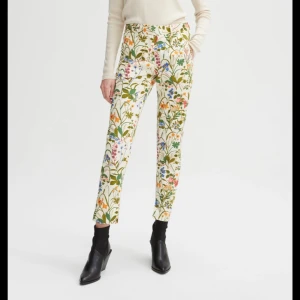 Supersnygga och oanvända Rodebjerbyxor  - Säljer mina superfina och unika byxor från Rodebjer som tyvärr är för små för mig. De är aldrig använda, lappen sitter kvar. 