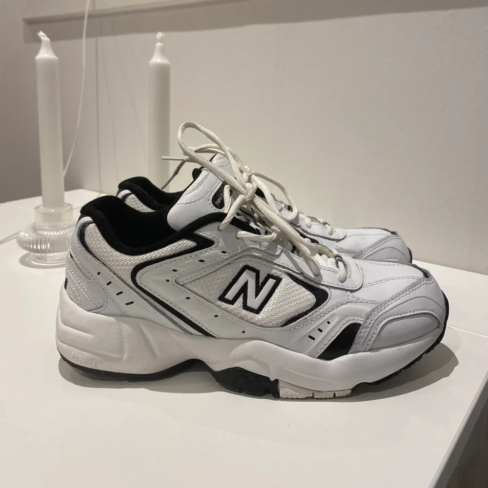 New balance sneakers använda några enstaka gånger (5-6 gånger). Ser oanvända ut förutom under. Storlek 40. Säljer för 500kr eller till högst bjudande. . Skor.