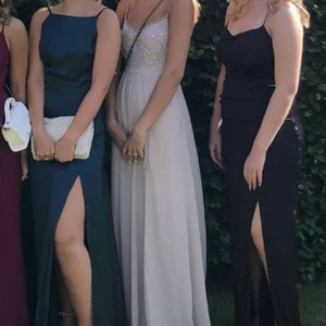 Balklänning - Balklänning med paljetter på🌸💘💓använd 1 kväll