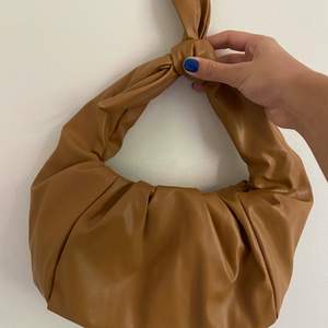 Säljer min bruna väska från monki eftersom att jag inte får nån användning av den💓. Använd en gång och nästan som ny, inga defekter. Köpt för 150 kr, säljer nu för 40 kr.