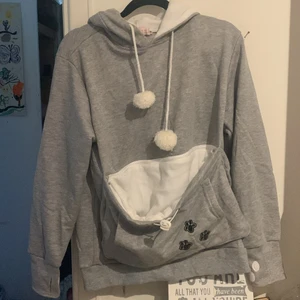 Jag säljer en hoodie där man kan ha en katt i fickan vid magen. - Man kan även ha sin hamster kanin eller sånt där i.Den är knappt använd och det är hål där framme vid armarna så att tummarna kan sitta där.
