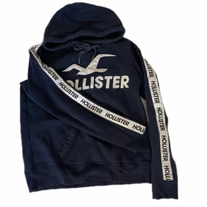 hollister hoodie - Hollister hoodie med tryck på ärmarna och på bröstet