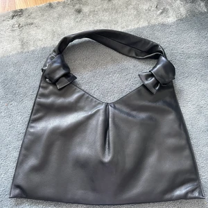 Little Liffner väska - Säljer min little liffner väska! Den är i superbra skick och gjord av skinn. Bara använd 2 ggr Säljs för 2600 vid snabb affär, nypris 4000 på deras hemsida  Kan mötas upp i sthlm och dustbag medföljer 