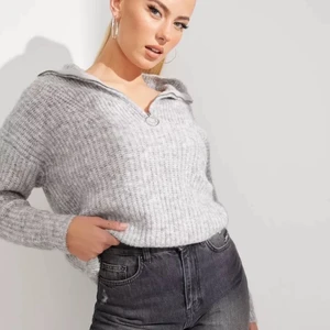 Stickad zip-tröja  - Bra skick, använd fåtal gånger. Varm och bekväm. Nypris 449kr 