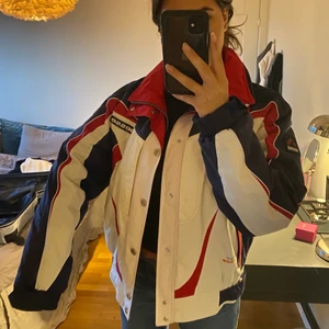 Racingjacka - racingjacka i fint skick. Den är fodrad och väldigt rejäl. Italiensk strl 50, sitter oversized på mig som är 165. Skriv för fler bilder