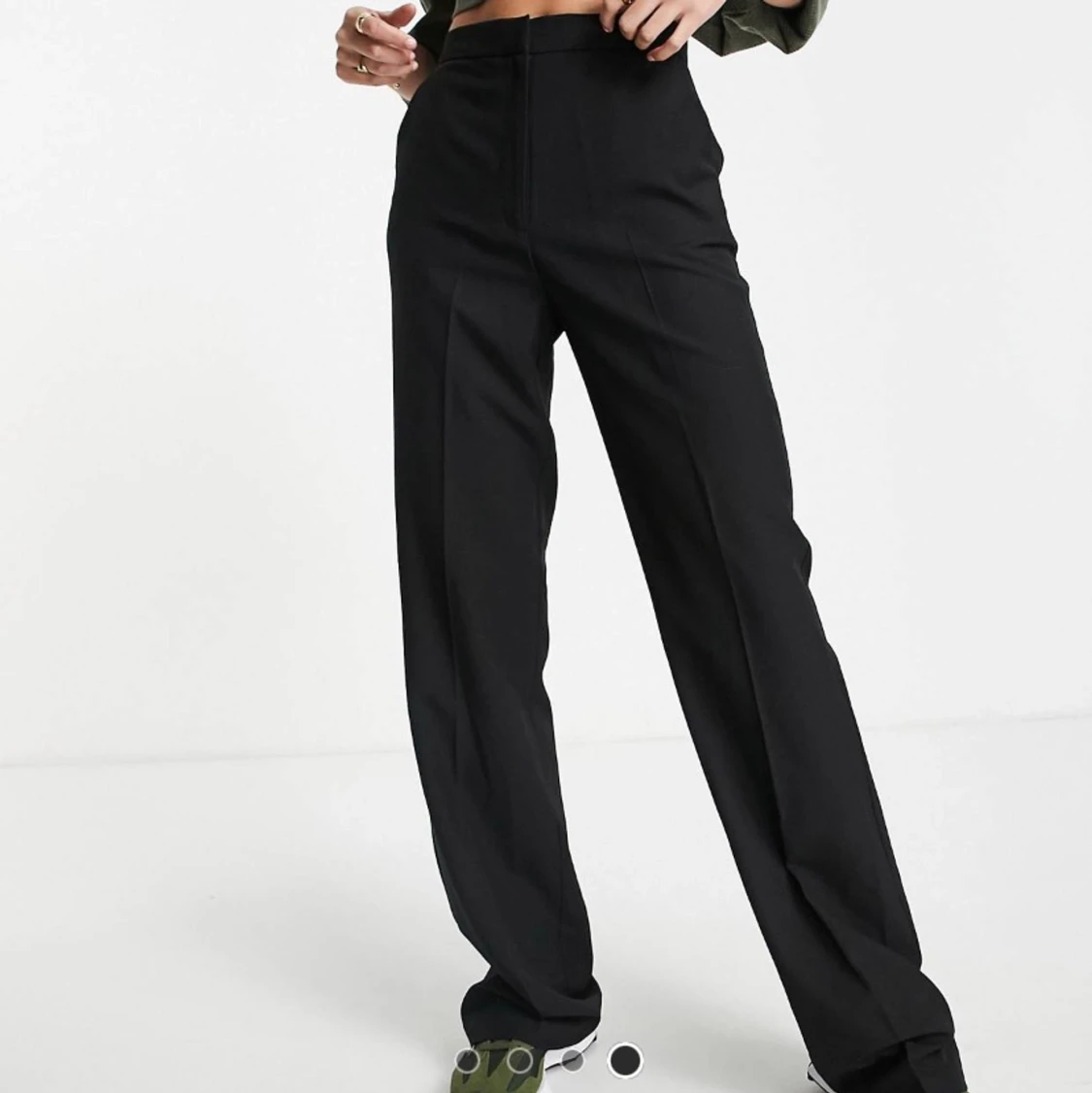 Svarta kostymbyxor, raka ben