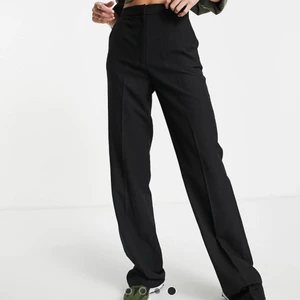 Svarta kostymbyxor, raka ben - Stl 38, men små i storleken. Aldrig använda, prislappen sitter kvar. Väldigt långa i benen!❣️