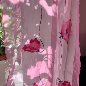 En sjal med fina blommor i rosa och rött - Rosa röda blommor, fint skick